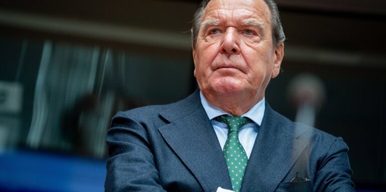 Altbundeskanzler Gerhard Schröder wurde aufgrund seiner Nähe zu Putin und Russland von zahlreichen Vereinen und Verbänden ausgeschlossen. So manchen Posten hat er nun freiwillig aufgegeben.