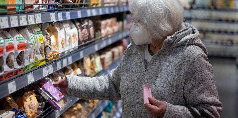 Eine Kundin kauft im Einzelhandelsgeschäft „Staufers Markthalle“ ein und trägt eine FFP2-Maske. Nach knapp zwei Jahren ist in großen Teilen Deutschlands die Maskenpflicht im Einzelhandel entfallen. Beschäftigte und Kunden entscheiden selbst, ob sie weiterhin eine Maske tragen.