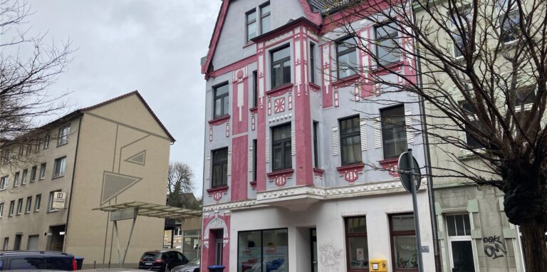 An der Oberen Münsterstraße steht dieses Haus zum Verkauf. 535.000 Euro soll es kosten, verfügt über eine Gewerbeeinheit im Erdgeschoss und drei Wohnungen in den drei oberen Etagen.