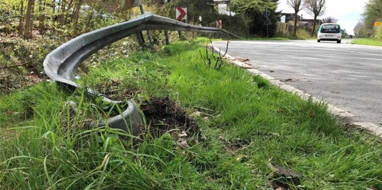 Die zerstörte Leitplanke ist zu sehen.