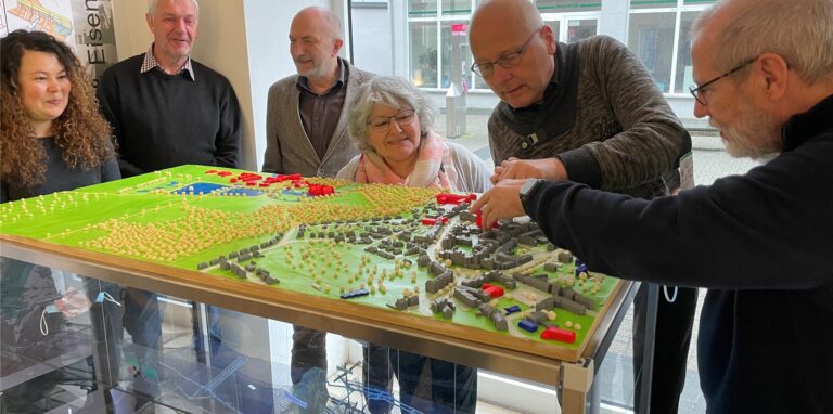 Das über- und unterirdische Innenstadt-Modell betrachten (v.l.) Sarah Loch (Stadt Herten, Stadtentwicklungsamt), Georg Meier, Uwe Hauschild, Stadtbaurätin Janine Feldmann, Pfarrer Norbert Mertens und Peter Kitzol-Kohn.