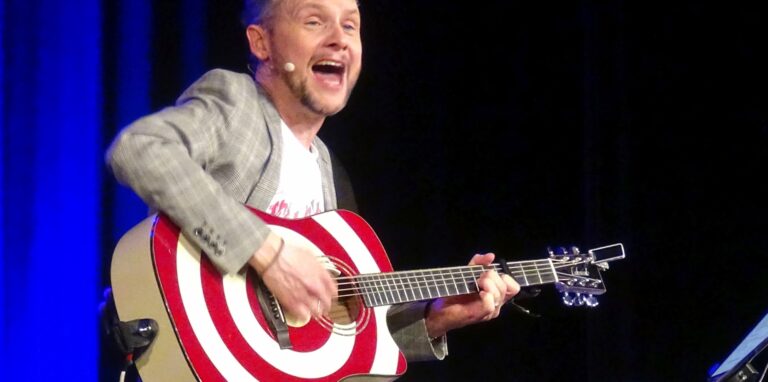 Kabarettist Tobias Mann spielte in der Aula der St. Ursula Realschule auf der Westerngitarre.