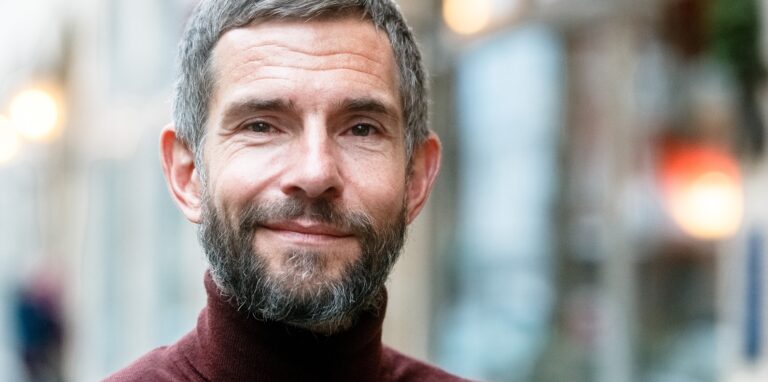 Der Journalist und Autor Micky Beisenherz  kennt kein Pardon: Jetzt hat er auch noch an einem Thriller mitgeschrieben und gibt einen weiteren Podcast heraus.