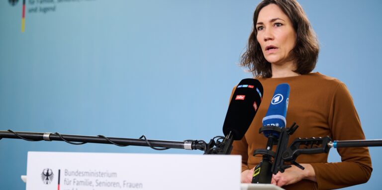 Anne Spiegel ( Bündnis 90/die Grünen), Bundesministerin für Familie, Senioren, Frauen und Jugend, ist zurückgetreten.