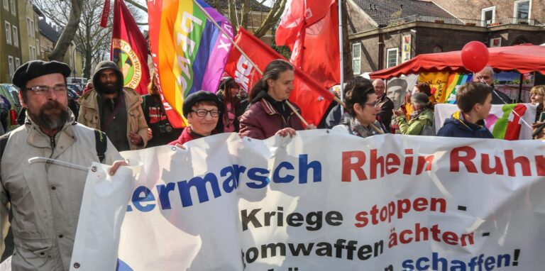 Wie in jedem Jahr ziehen Friedensaktivisten mit ihrem Ostermarsch durch die Dortmunder Innenstadt. In diesem Jahr steht der Protest ganz im Zeichen des Ukraine-Kriegs. Das Foto zeigt den Ostermarsch aus dem Jahr 2015.