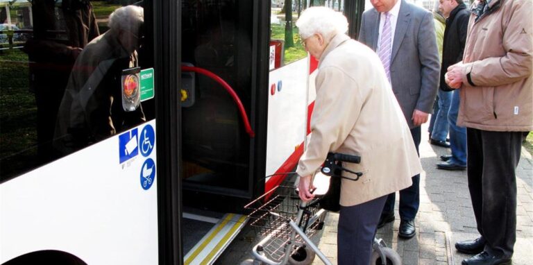 Eine Frau mit Rollator steht in Dorsten vor der Einstiegstür eines Busses.