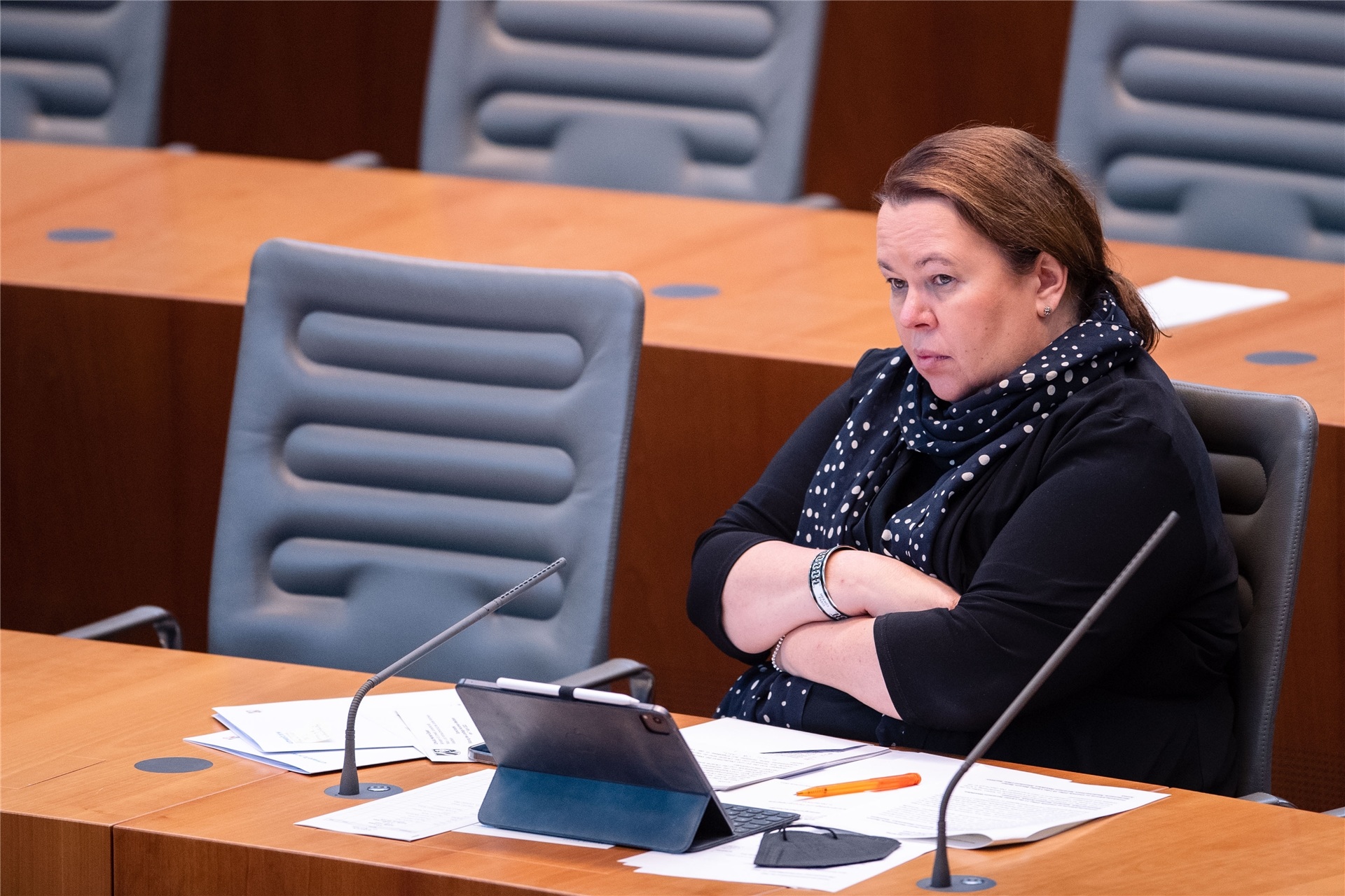 Ursula Heinen-Esser (CDU), ehemalige Umweltministerin von Nordrhein-Westfalen, sitzt im Landtag auf der Regierungsbank.