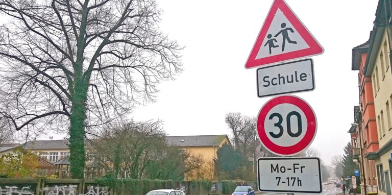 Vor vielen Schulen oder Kindergärten in Castrop-Rauxel, wie hier an der Bahnhofstraße im Bereich der Willy-Brandt-Gesamtschule, herrscht ein zeitlich begrenztes Tempolimit.