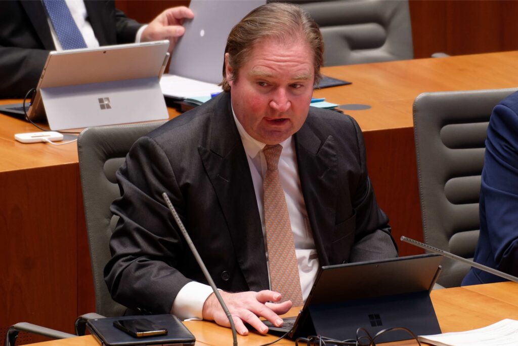 Lutz Lienenkämper (CDU), Finanzmister des Landes Nordrhein-Westfalen, sitzt im Landtags von Nordrhein-Westfalen während der parlamentarischen Beratung des Landeshaushalts 2022 in der Regierungsbank. Lutz Lienenkämper (CDU), Finanzmister des Landes Nordrhein-Westfalen, sitzt im Landtags von Nordrhein-Westfalen während der parlamentarischen Beratung des Landeshaushalts 2022 in der Regierungsbank.