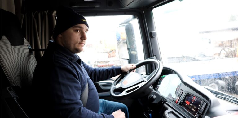 Eine Ausbildung zum Berufskraftfahrer  ist zukunftsträchtig. Hier Kevin Dorow, der nach der Ausbildung in der Firma Suden übernommen wurde.