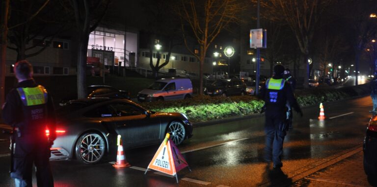 Immer wieder kontrollierte die Dortmunder Polizei an Tuner-Hotspots wie dem Wall – das hat die Behörde auch am „Car-Freitag“ vor. (Archiv)