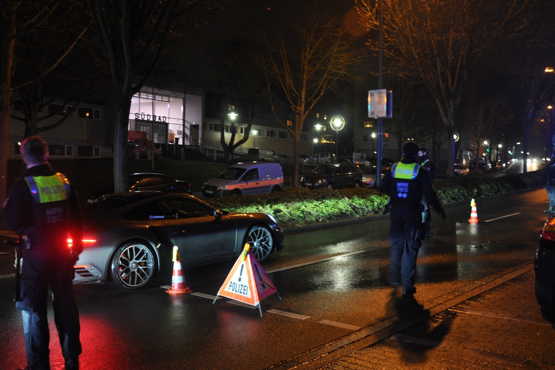 Immer wieder kontrollierte die Dortmunder Polizei an Tuner-Hotspots wie dem Wall – das hat die Behörde auch am „Car-Freitag“ vor. (Archiv)
