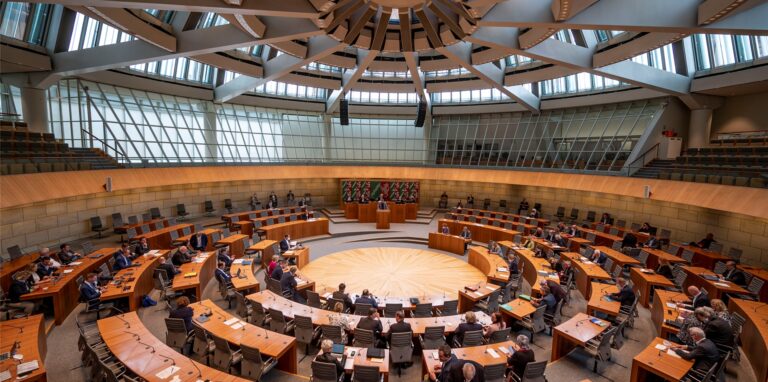 Die Übersicht zeigt die Plenarsitzung des Landtags Nordrhein-Westfalen