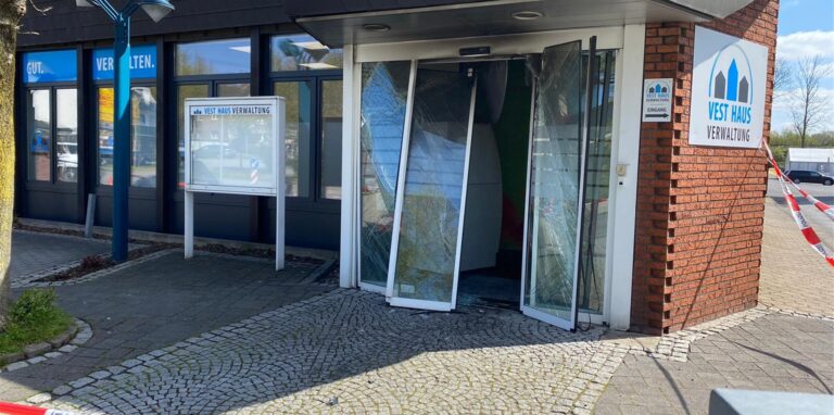 Die Sparkassen-SB-Filiale am Bruchweg in Recklinghausen ist durch eine Sprengung zerstört worden, die Scheiben stehen schief, der Eingangsbereich ist verkohlt