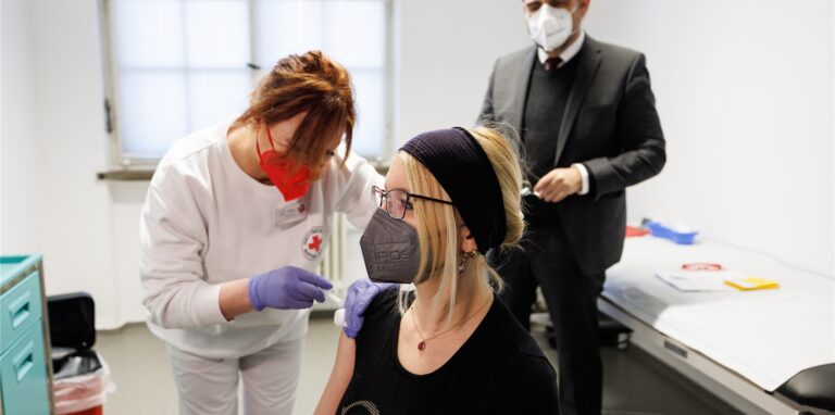Eine Frau wird gegen das Coronavirus geimpft.