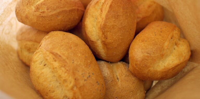 Ein Korb mit Brötchen