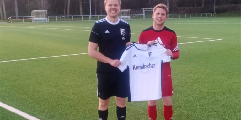 Pascal Baxmann (r.), hier mit LSV-Fußball-Abteilungsleiter Christian Brink, war von der Art der Kontaktaufnahme durch den SV Lippramsdorf ziemlich überrascht.