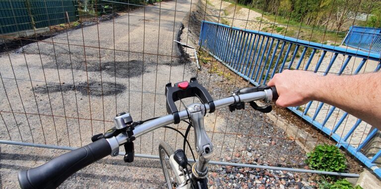 Noch versperren Bauzäune die verschiedenen Abschnitte des neuen Radwegs am Backumer und Resser Bach – so wie hier zwischen Reitkamp und Uhlandstraße. Aber die Fertigstellung rückt näher.