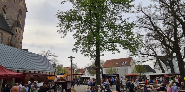 An der Kirche St. Georg fand am Mittwoch der erste Naschmarkt des Jahres statt.