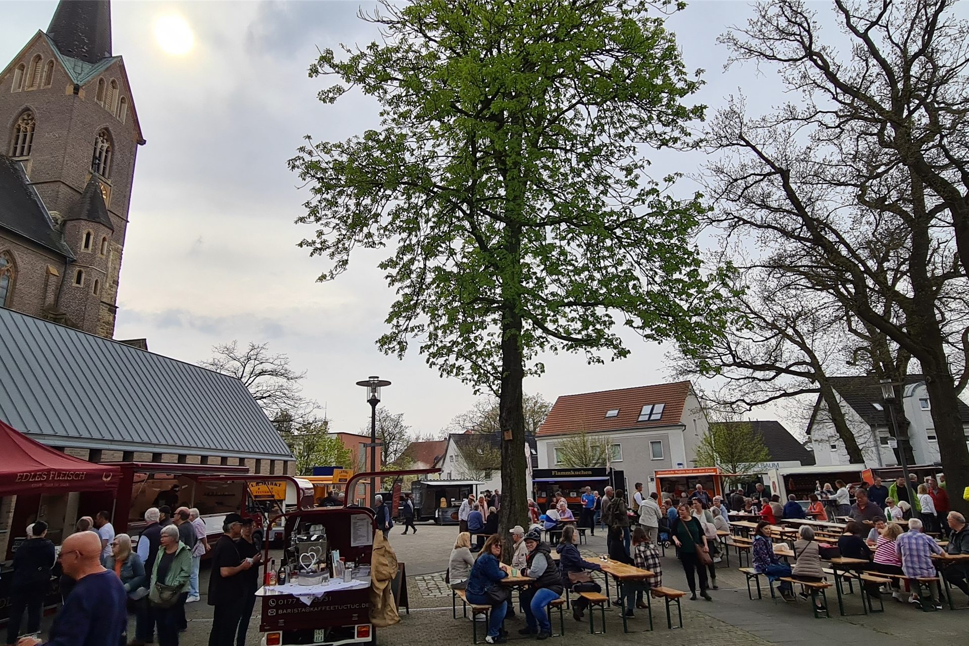 An der Kirche St. Georg fand am Mittwoch der erste Naschmarkt des Jahres statt.
