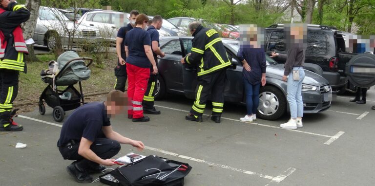 Die Einsatzkräfte der Feuerwehr versuchten, das Auto wieder zu öffnen.