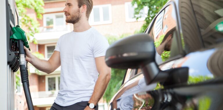 Der Weg zur Tankstelle ist für viele Autofahrer ein schwerer Gang. Nach einer zwischenzeitlichen Entspannung dürften die Spritpreise bald wieder steigen.