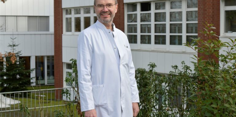 Der Ärztliche Direktor Dr. Wilhelm Gross-Weege vor dem St.-Elisabeth-Krankenhaus