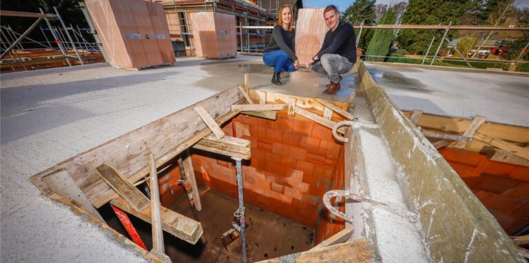 Das Erdgeschoss in Dortmund-Brechten steht zwar schon, aktuell gibt es für Lisa König und Chris Kremer aber ein Problem. Weil Fragen zur Kampfmittelfreiheit des Grundstücks aufgetreten sind, ruht die Baustelle.