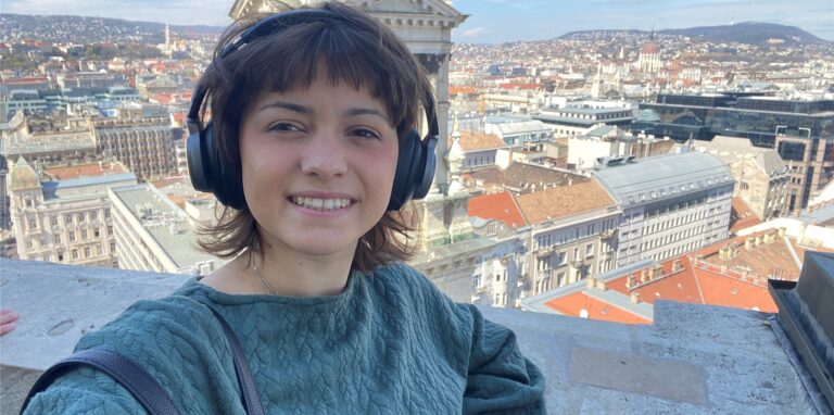 Nora Varga auf der Kuppel der St.-Stephans-Basilika in Budapest in Ungarn.