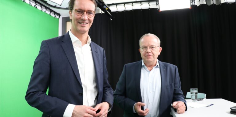 NRW-Ministerpräsident Hendrik Wüst, CDU-Spitzenkandidat bei den Landtagswahlen am 15. Mai (l.) stellte sich im Video-Interview den Fragen von Leserinnen und Lesern sowie von Redakteur Ulrich Breulmann (r.).
