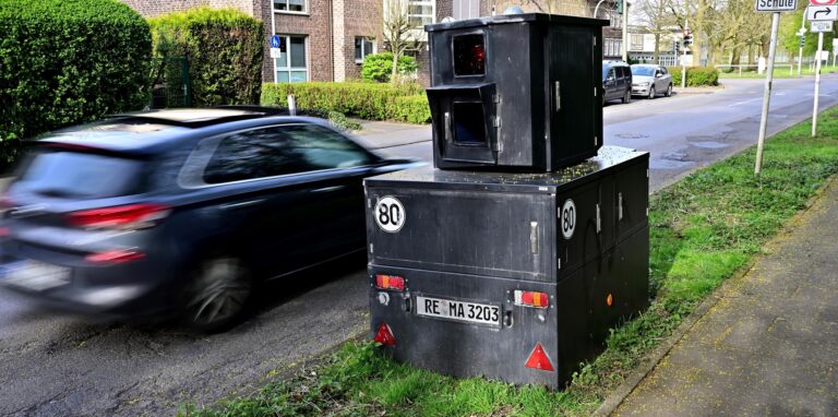 Auch auf der Polsumer Dorfstraße in Höhe der Bartholomäusschule wurde der Panzerblitzer eingesetzt.