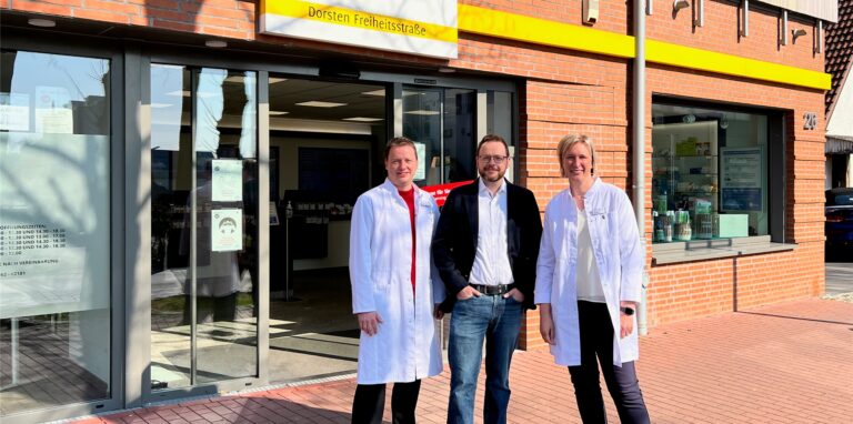 Gerrit und Simon Nattler sowie Nicole Fimpler stehen vor einer Elisana-Apotheke in Dorsten
