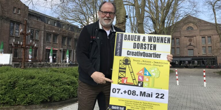 Rainer Zinke mit Messe-Plakat in Dorsten