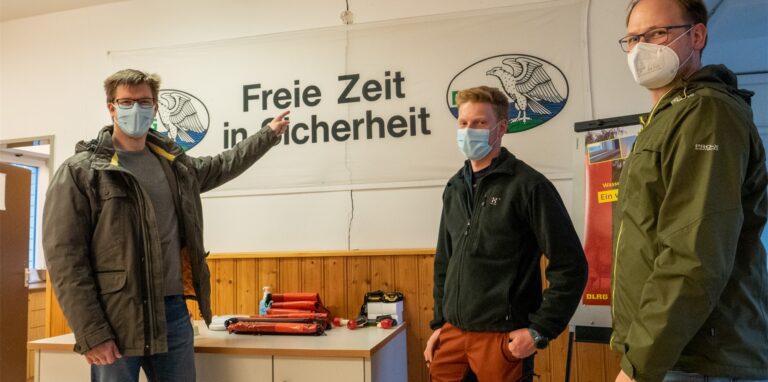 Stephan Spiecker, Paul Hesterkamp und Martin Gertz (von links) zeigen die Risse, die sich durch die Wände des Gemeinschaftsraums ziehen.