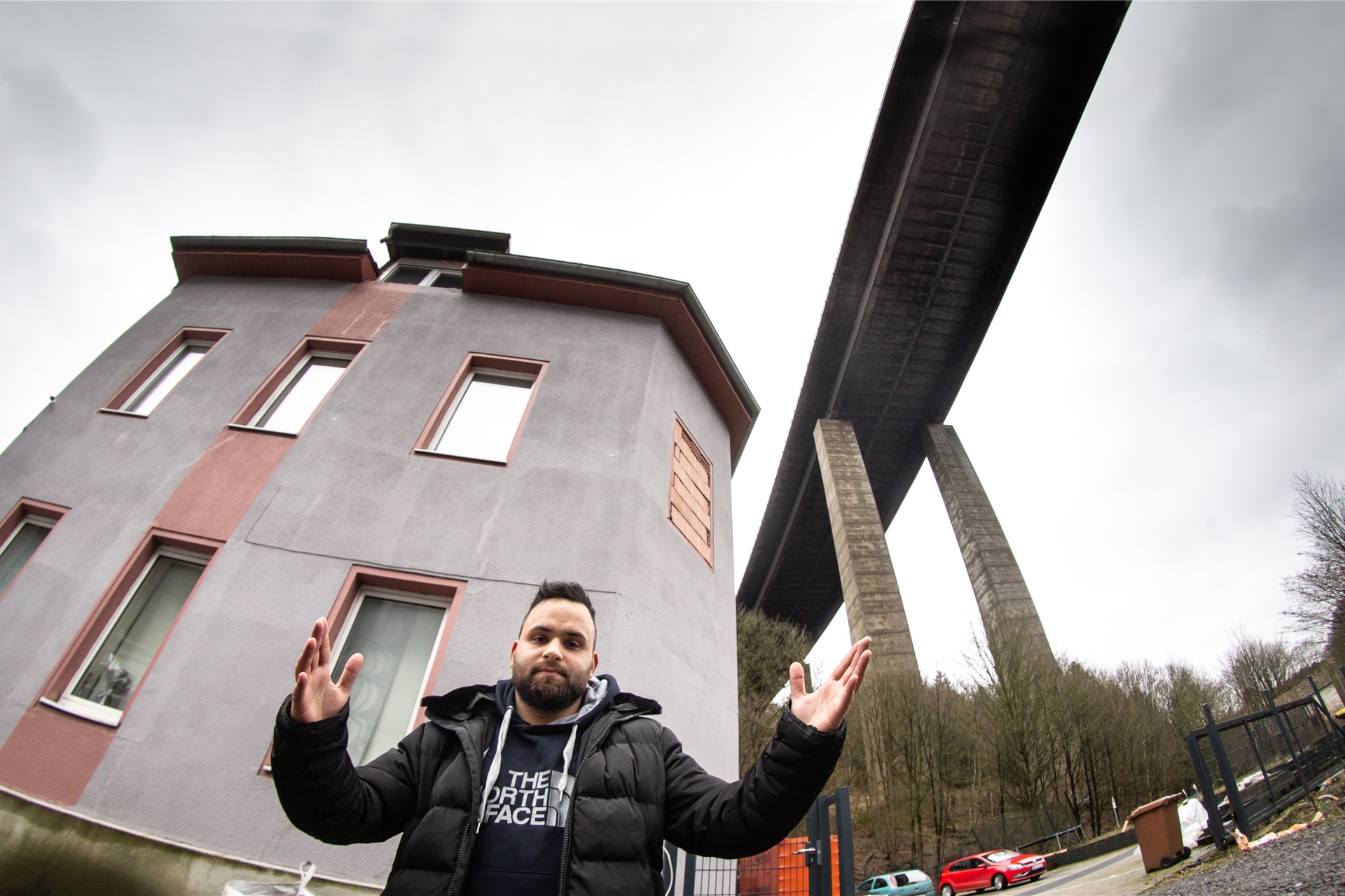 Ersan Acar steht vor seinem Haus, das unter der maroden A45-Brücke Rahmede steht. Seit 2010 lebt er hier. Nun soll die Brücke gesprengt werden. Er ist einer von vielen in der Region, die Nöte haben. (Symbol-/Archivbild)