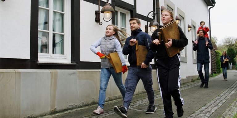 Endlich wieder ohne Corona-Maske: Die Rättler ziehen durch das Alte Dorf Westerholt, hier an Karfreitag mittags auf dem Nordwall.