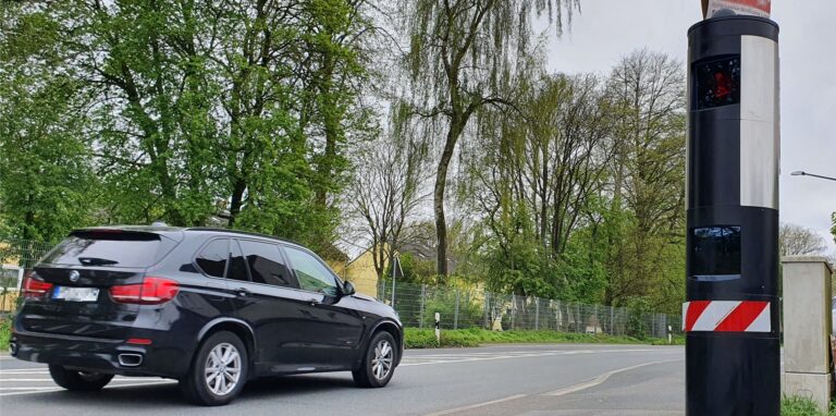 Der Blitzer an der Westerholter Straße ist versetzt worden und steht jetzt am Rand des Geh- und Radweges.
