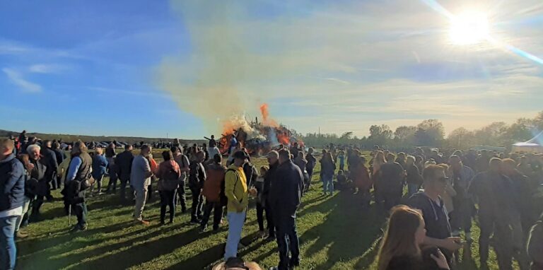 Das Osterfeuer am Bikertreff Vogel lockte am Samstag knapp 1000 Besucher aus Marl und Umgebung an.