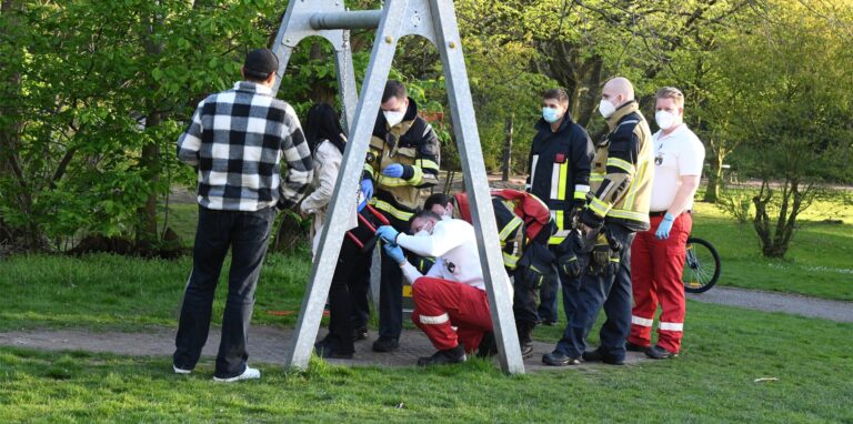 Die Feuerwehr befreit eine Frau aus einer Babyschaukel. Die 17-Jährige war mit ihrem Hinterteil in einer Babyschaukel auf einem Spielplatz stecken geblieben.