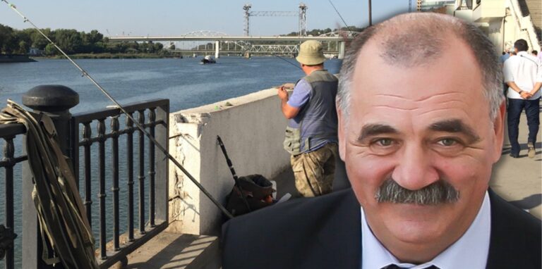 Mikhail Rebro, Mitarbeiter im Büro für Auswärtige Angelegenheiten der Rostower Stadtverwaltung, verschickt Bilder russischer Kriegspropaganda an Freunde in Rostows Partnerstadt Dortmund. Das Hintergrundbild zeigt den Don in Rostow.