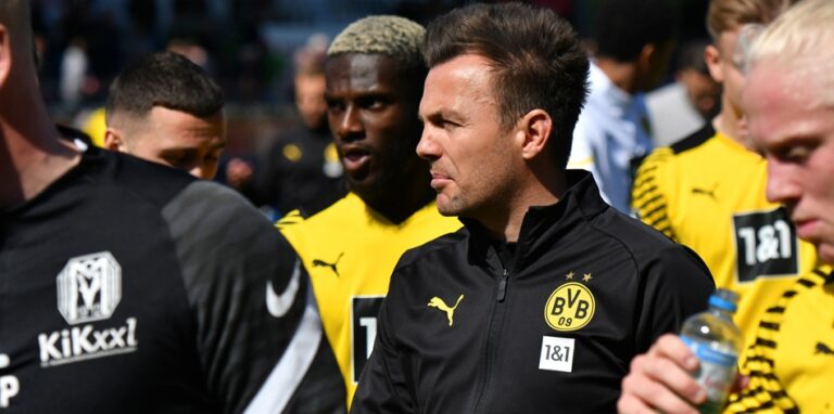 BVB-U23-Trainer Enrico Maaßen steht auf dem Platz in Meppen.