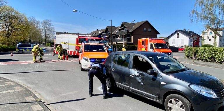 Polizei und Feuerwehr im Einsatz nach einem Unfall auf der Brockenscheidter Straße in Waltrop.