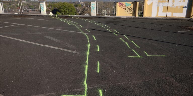 Gelb markiert sind die Unfallspuren des Wagens, mit dem zwei junge Männer vom obersten Deck eines Parkhauses gestürzt sind. Die beiden Männer sind dabei ums Leben gekommen.