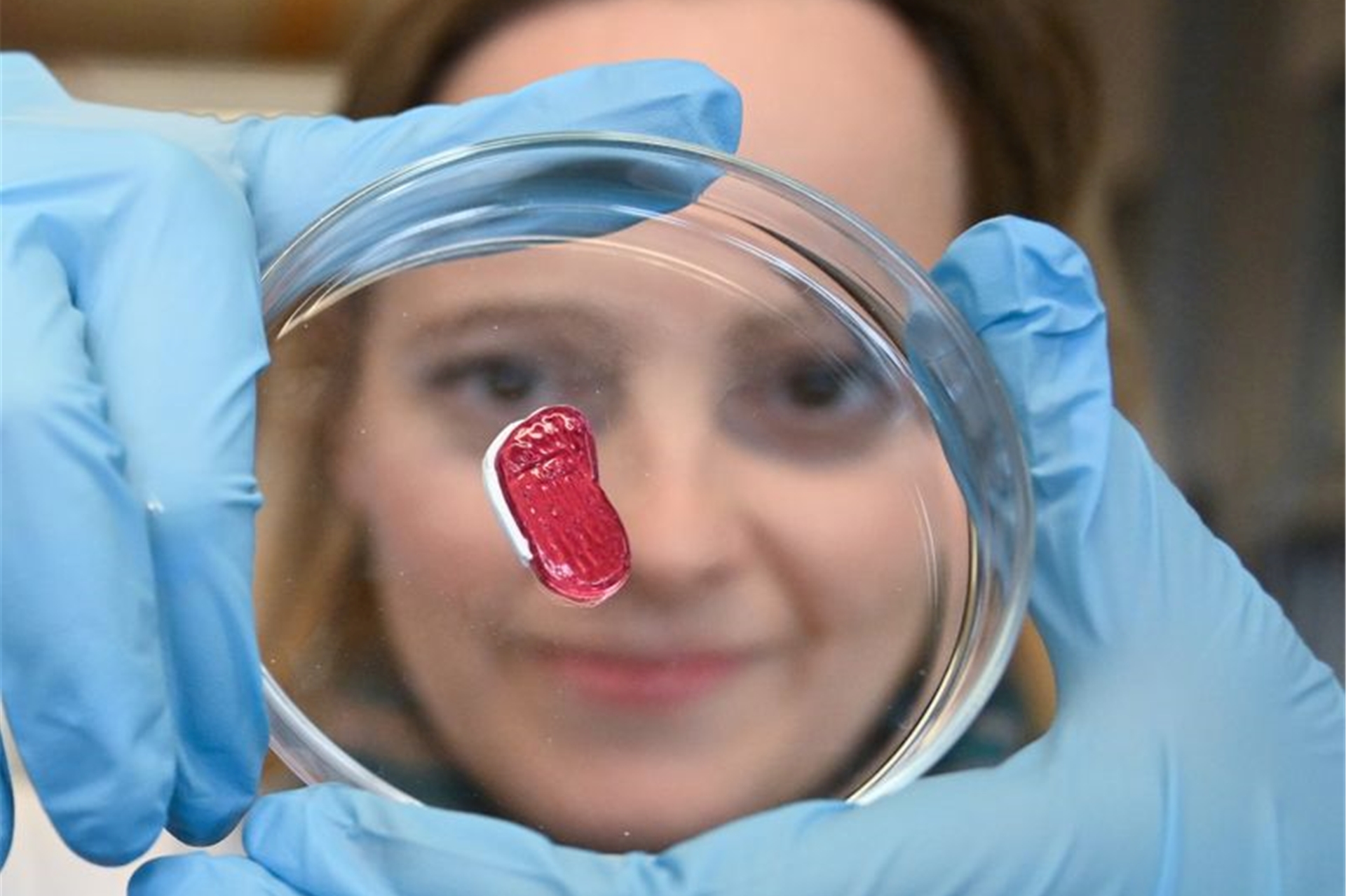 Petra Kluger, Projektleiterin an der Hochschule für angewandte Chemie in Reutlingen, mit einem Stück künstliches Fleisch.