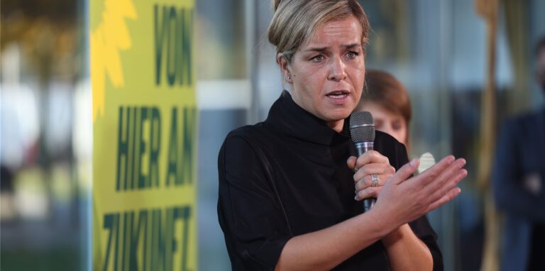 Mona Neubaur, Landesvorsitzende der Grünen und Spitzenkandidatin für die Landtagswahl in Nordrhein-Westfalen, spricht auf einer Pressekonferenz.