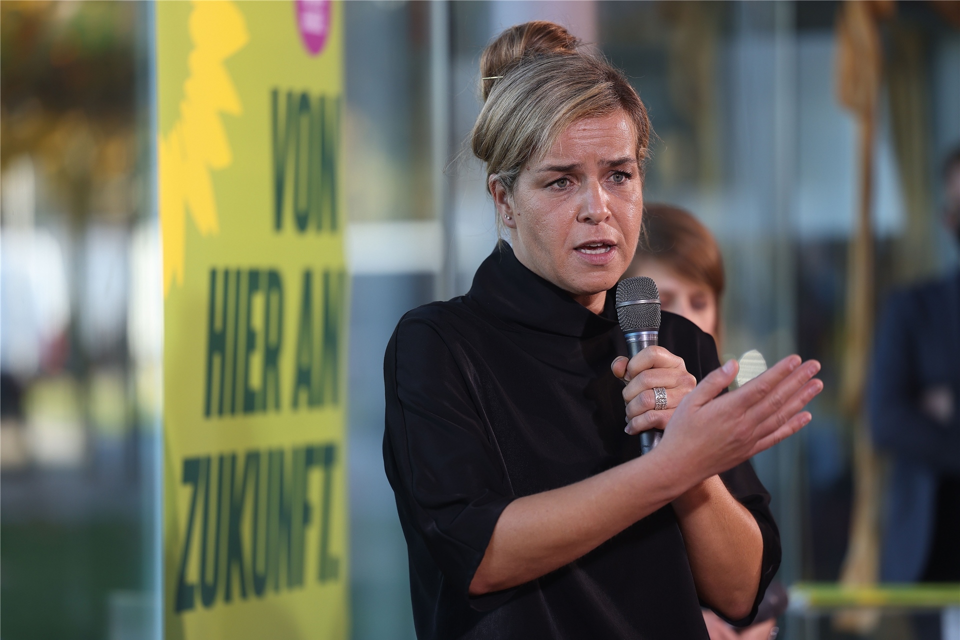 Mona Neubaur, Landesvorsitzende der Grünen und Spitzenkandidatin für die Landtagswahl in Nordrhein-Westfalen, spricht auf einer Pressekonferenz.