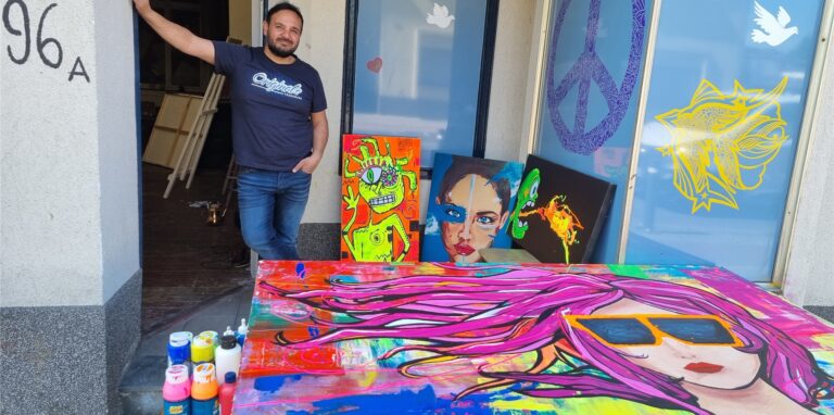 Ein Peace-Zeichen empfängt die Besucher auch in seinem Atelier an der Ewaldstraße 96a: Künstler Adnan Kassim hat sich spontan bereit erklärt, die beschmierte Garagenwand mit einem Friedensmotiv zu übermalen.