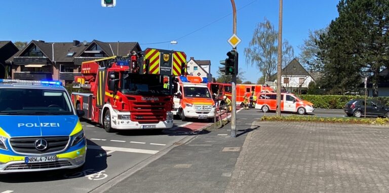 An der Kreuzung Brockenscheidter Straße/Egelmeer in Waltrop stehen nach einem Unfall mehrere Polizei-, Feuerwehr- und Rettungsdienst-Fahrzeuge.