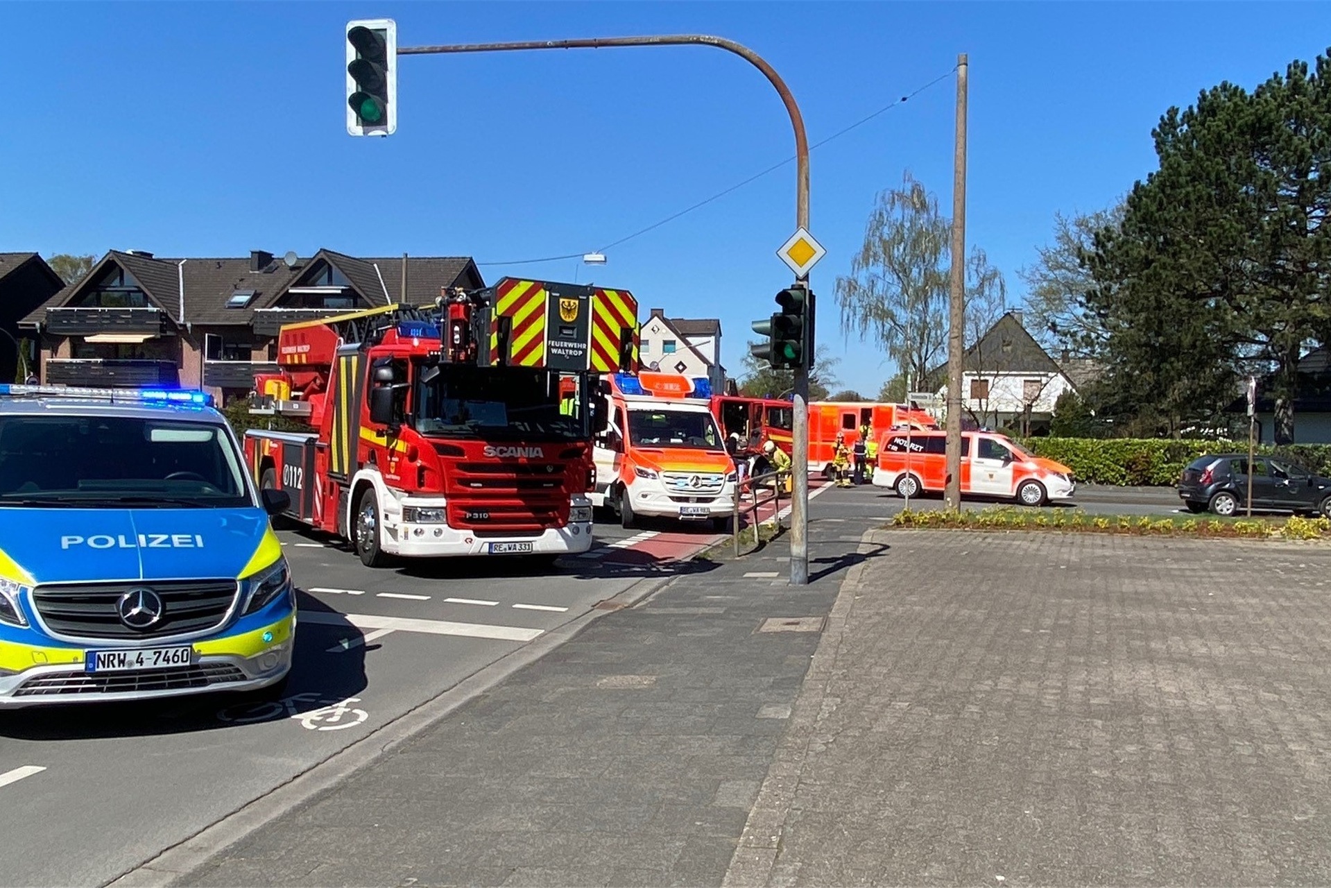 An der Kreuzung Brockenscheidter Straße/Egelmeer in Waltrop stehen nach einem Unfall mehrere Polizei-, Feuerwehr- und Rettungsdienst-Fahrzeuge.