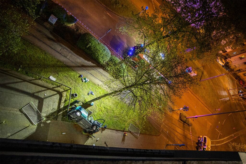 Der VW Golf stürzte rund 15 bis 18 Meter tief aus einem Parkhaus in Essen-Borbeck. Zwei Jugendliche starben. Der VW Golf stürzte rund 15 bis 18 Meter tief aus einem Parkhaus in Essen-Borbeck. Zwei Jugendliche starben.